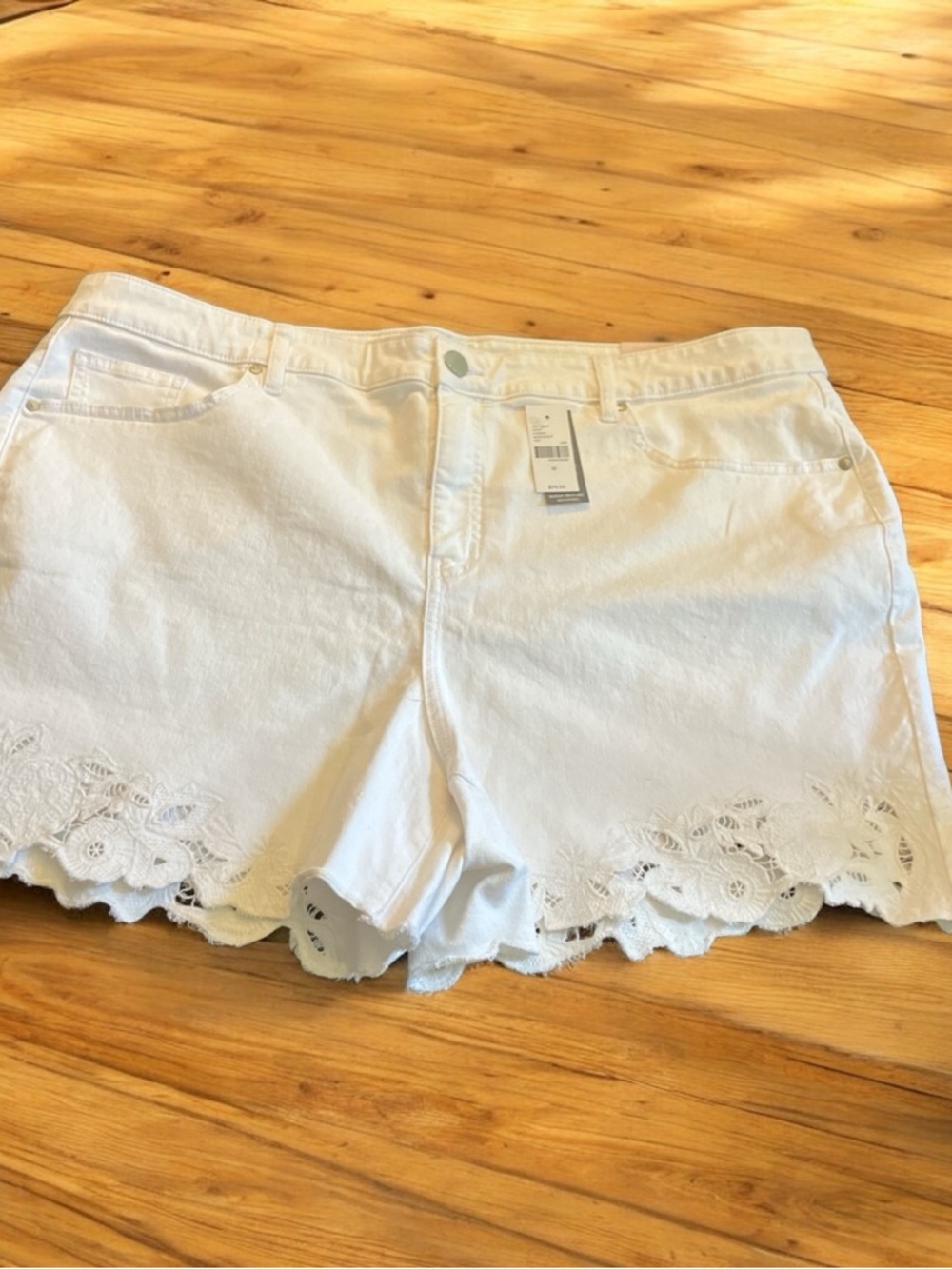 NWT Lane Bryant White Lace-Cut Boyfriend Midi Shorts Size 22